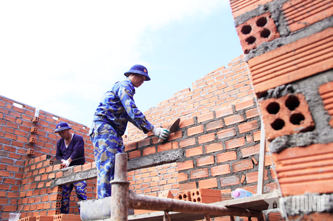 Tư lệnh Vùng 4 Hải quân thăm, động viên cán bộ, chiến sĩ đang thực hiện Chiến dịch Quang Trung
